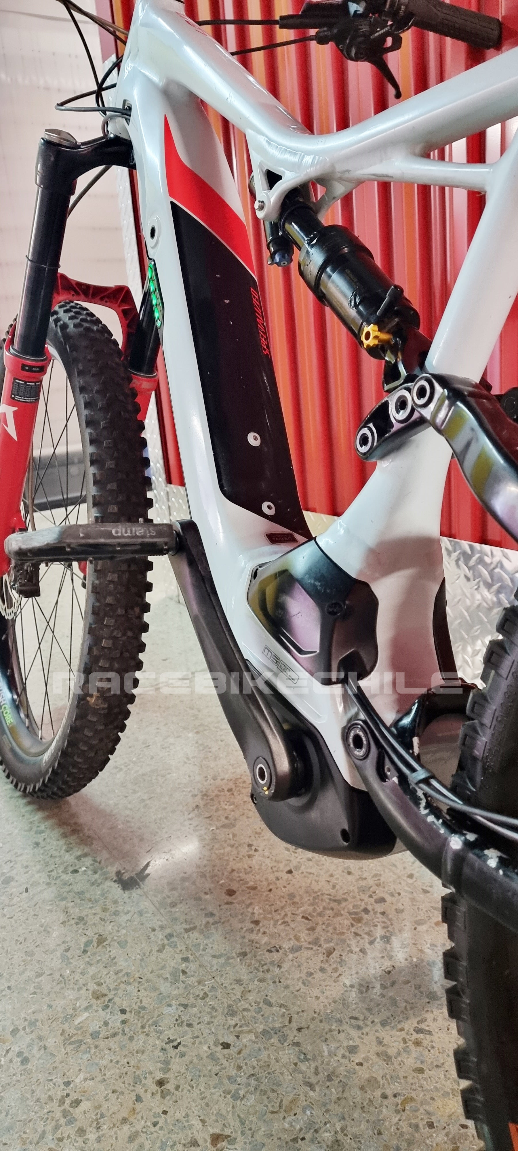 BICICLETA USADA SPECIALIZED TURBO LEVO 2018 6 FATTIE BLANCA TALLA L